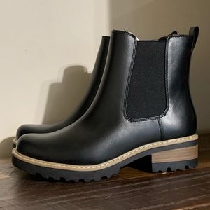 NWT Universal Thread Celina Water Repellant Chelsea boots